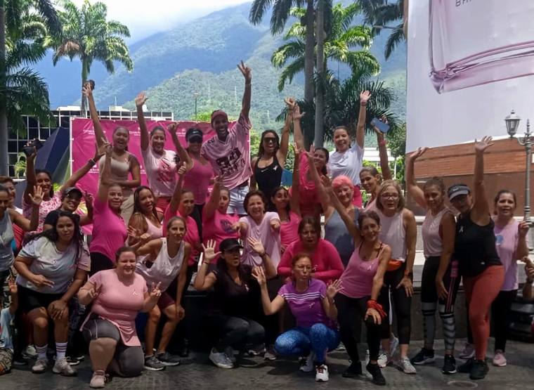 FOTO-Gold’s Gym realizó actividad especial en apoyo a la lucha contra cáncer de mama