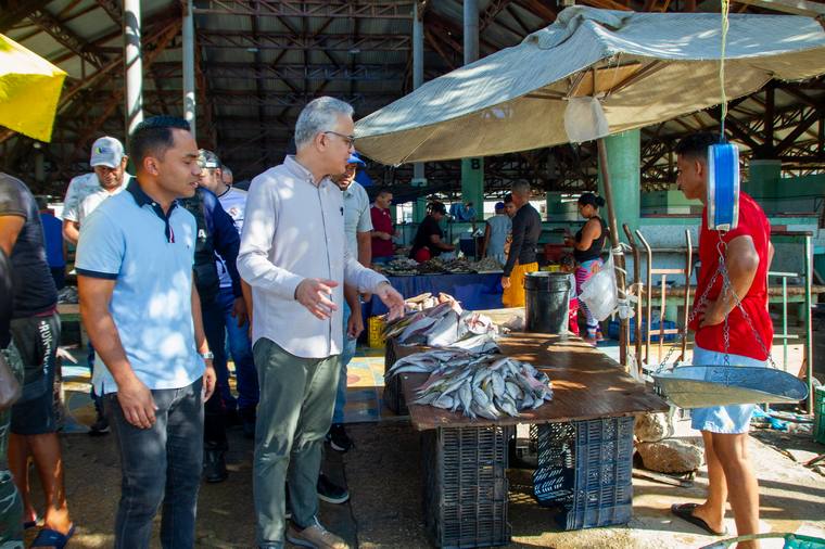 Foto 3 Trabajadores del Mercado Municipal de “Los Cocos” recibieron la cesta alimentaria de Morel