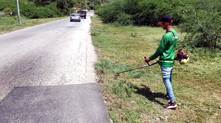 Foto 4 Inec contribuye a la seguridad vial con limpieza y desmalezamiento en las comunidades