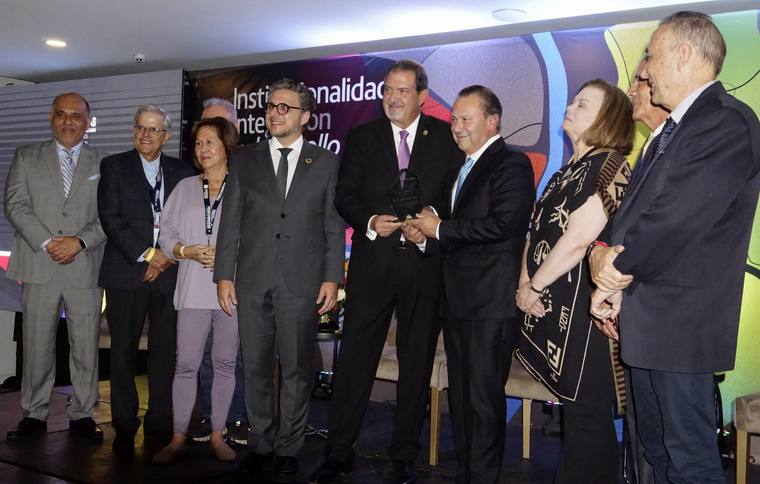 Luis Bernardo Pérez, presidente de Digitel recibiendo el premio Empresario del Año por parte de Fedecámaras