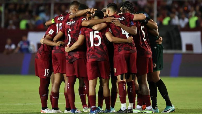 FOTO-Leyendas Vinotinto se reúnen en partido amistoso a beneficio de la SAV