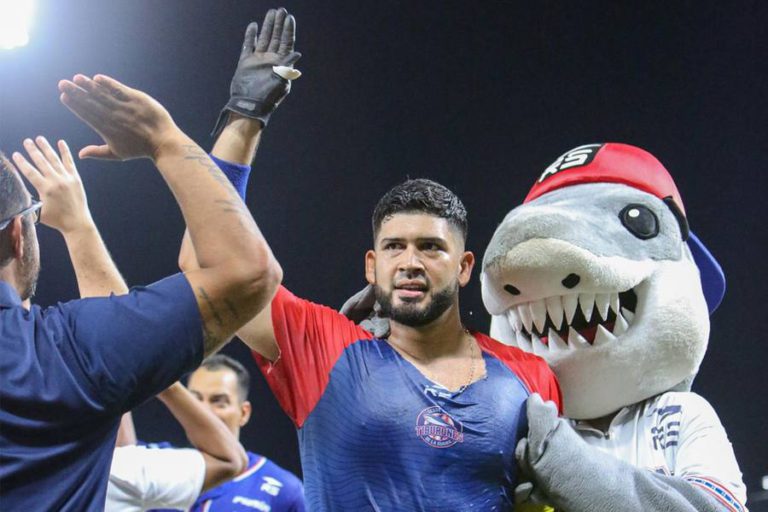 Tiburones reaccionó y se llevó el triunfo en extra innings