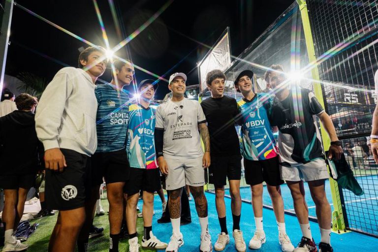 Tolito Aguirre, #1 Circuito A1 Padel, con jugadores juveniles venezolanos