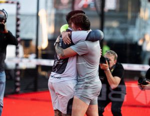 Tolito Aguirre y Gonzalo Alfonso se abrazan al momento de ganar el Máster Final A1 Padel 2024