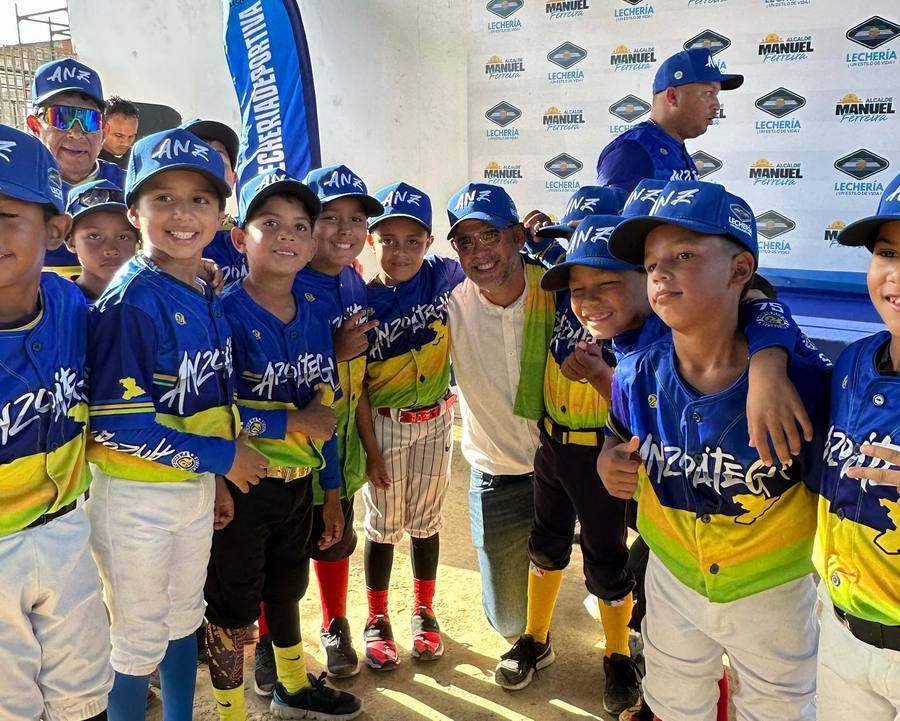 Alcalde Manuel Ferreira entregó uniformes a selecciones de béisbol que participarán en campeonato nacional Copa de Oro (5)