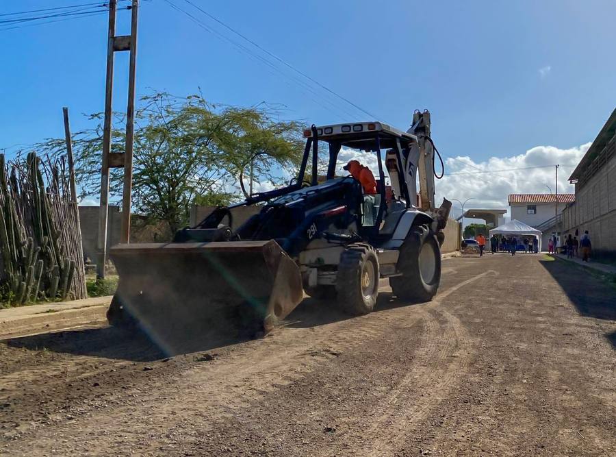 Foto 8 Gobernador Morel Rodríguez inicia vialidad en Juan Griego