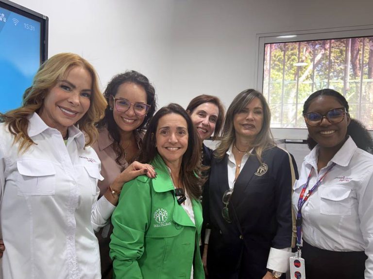 Katherynne Villarroel, Coordinadora de Responsabilidad Social de Digitel, Liliana Pertuz, Especialista de Responsabilidad Social de Digitel junto al equipo de Hogar Bambi