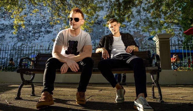 Alec y Joel presentan Bebé Dime su primer hit juntos Cuando la música cura y la amistad inspira