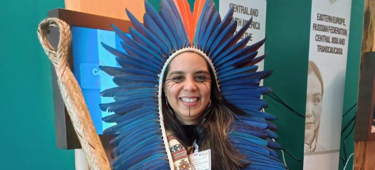 La activista indígena y chef Tainá Marajoara, de Brasil, en el Museo y Red de Alimentación y Agricultura de Roma