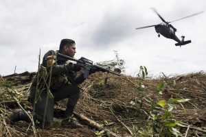 Revelan 214 muertes de menores de edad en bombardeos y operativos de la fuerza pública en Colombia durante últimas tres presidencias, incluyendo a Petro, Duque y Santos