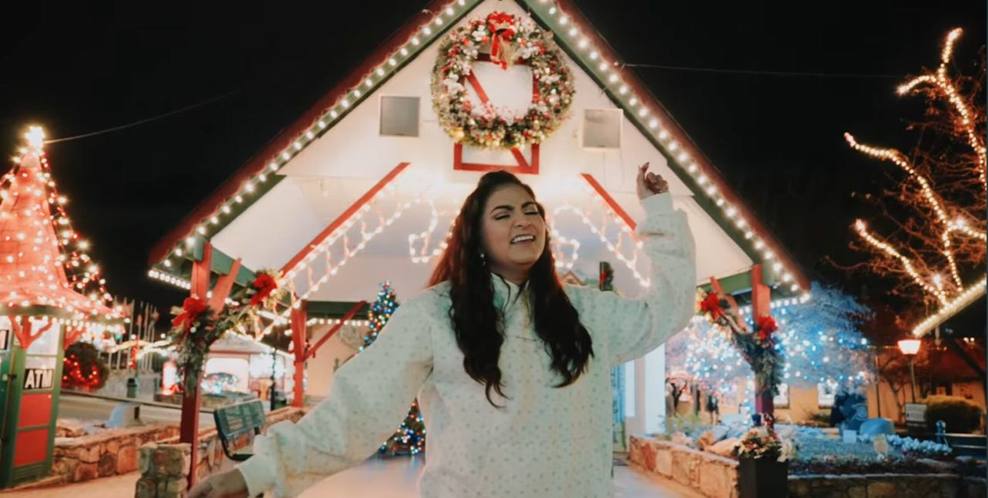 ANDREA FUENMAYOR SANTA LA NOCHEWhatsApp Image 2025-12-10 at 2.45.44 PM