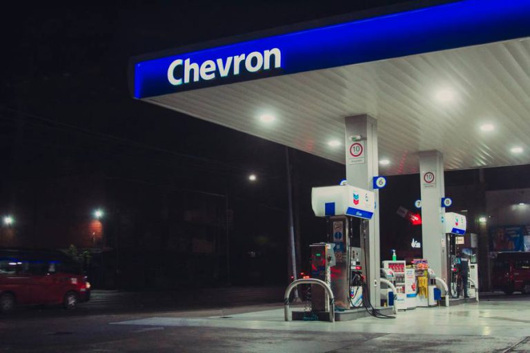 Chevron mantiene su liderazgo como una de las petroleras más sólidas del mundo gracias a su modelo integrado y robusta generación de flujo de caja
