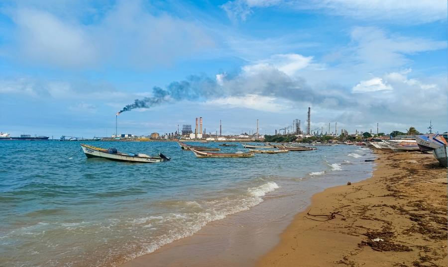 en Falcón, denuncian un derrame de crudo en la tubería submarina línea 3 que abastece el Complejo Refinador de Paraguaná (CRP) desde Zulia