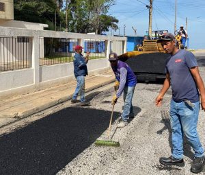 Plan de bacheo en Lechería abordó esta semana avenidas principales y zonas residenciales con más de 25 toneladas de asfalto (8)